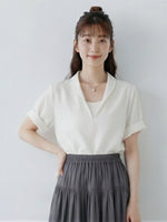 Vネック×折り返し袖 フェイクレイヤードシャツ