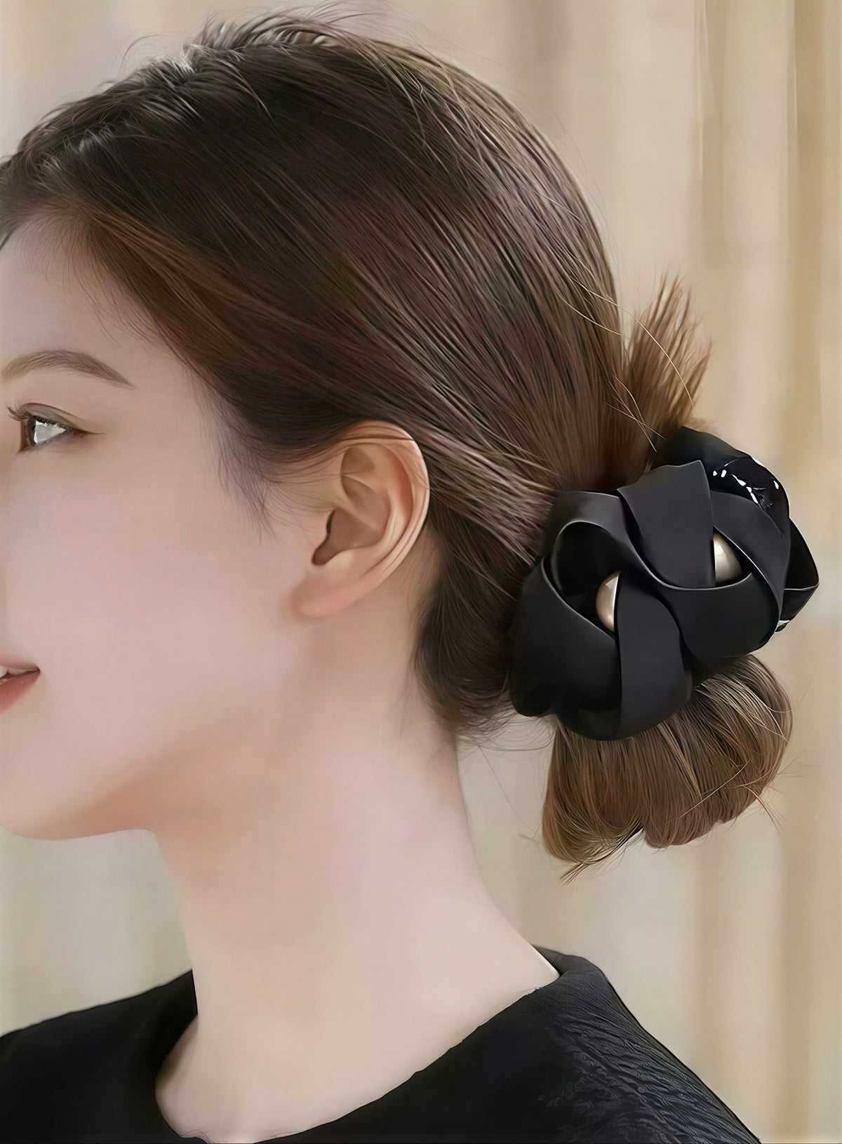 サテン調つぼみデザイン パール付きヘアクリップ