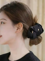 サテン調つぼみデザイン パール付きヘアクリップ