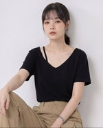 カットアウトオフショルダー ワイドネックTシャツ