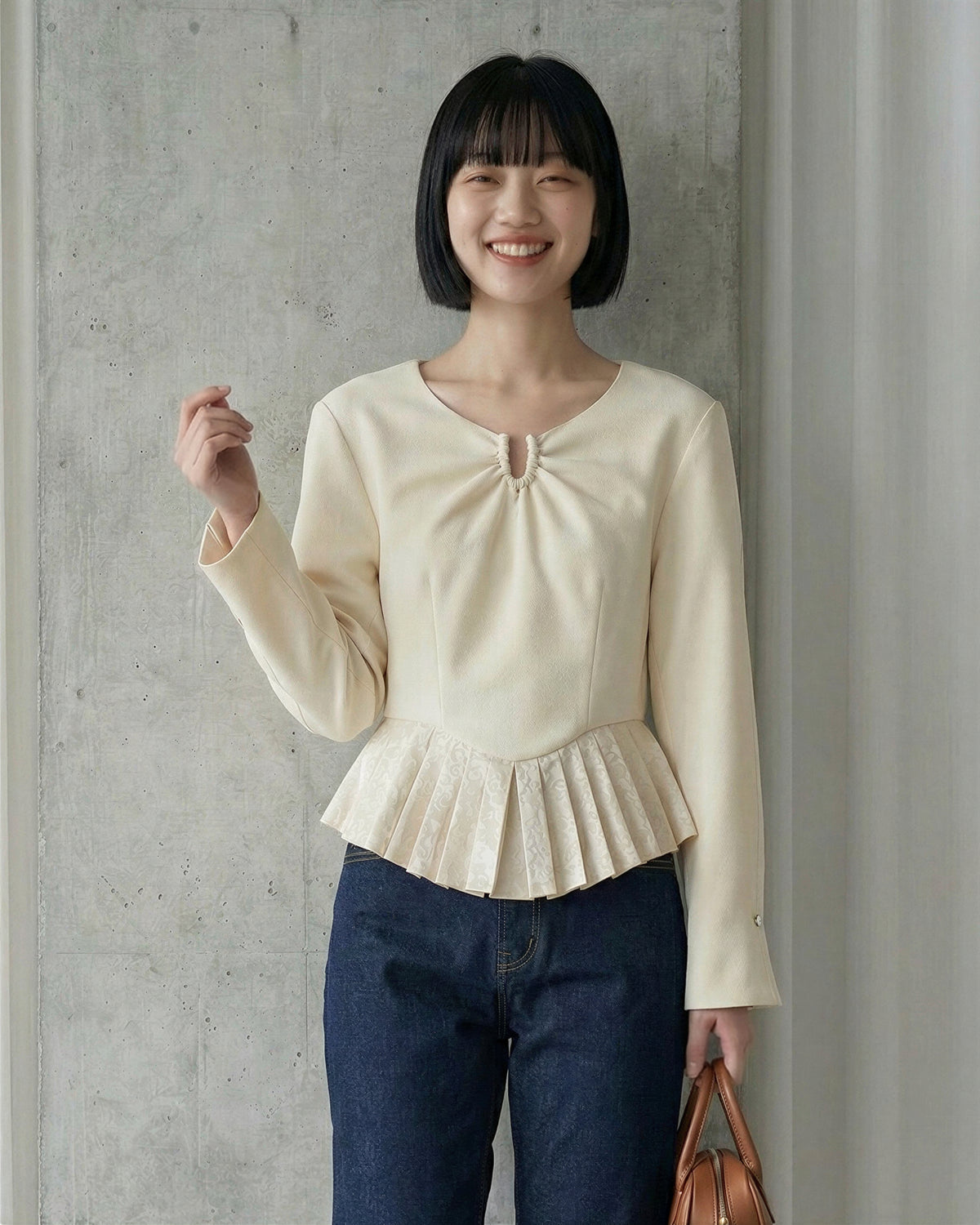 Uネック リングバックル ギャザー フリルプリーツヘム フィット ショート丈シャツ