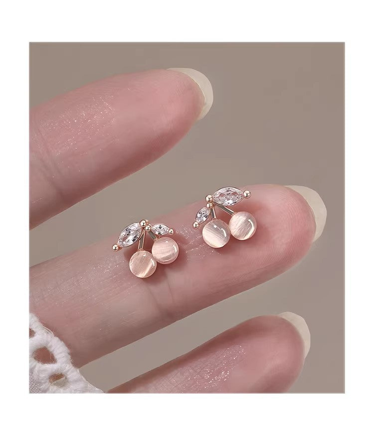 キャッツアイの艶感が可愛い 小ぶりチェリーピアス