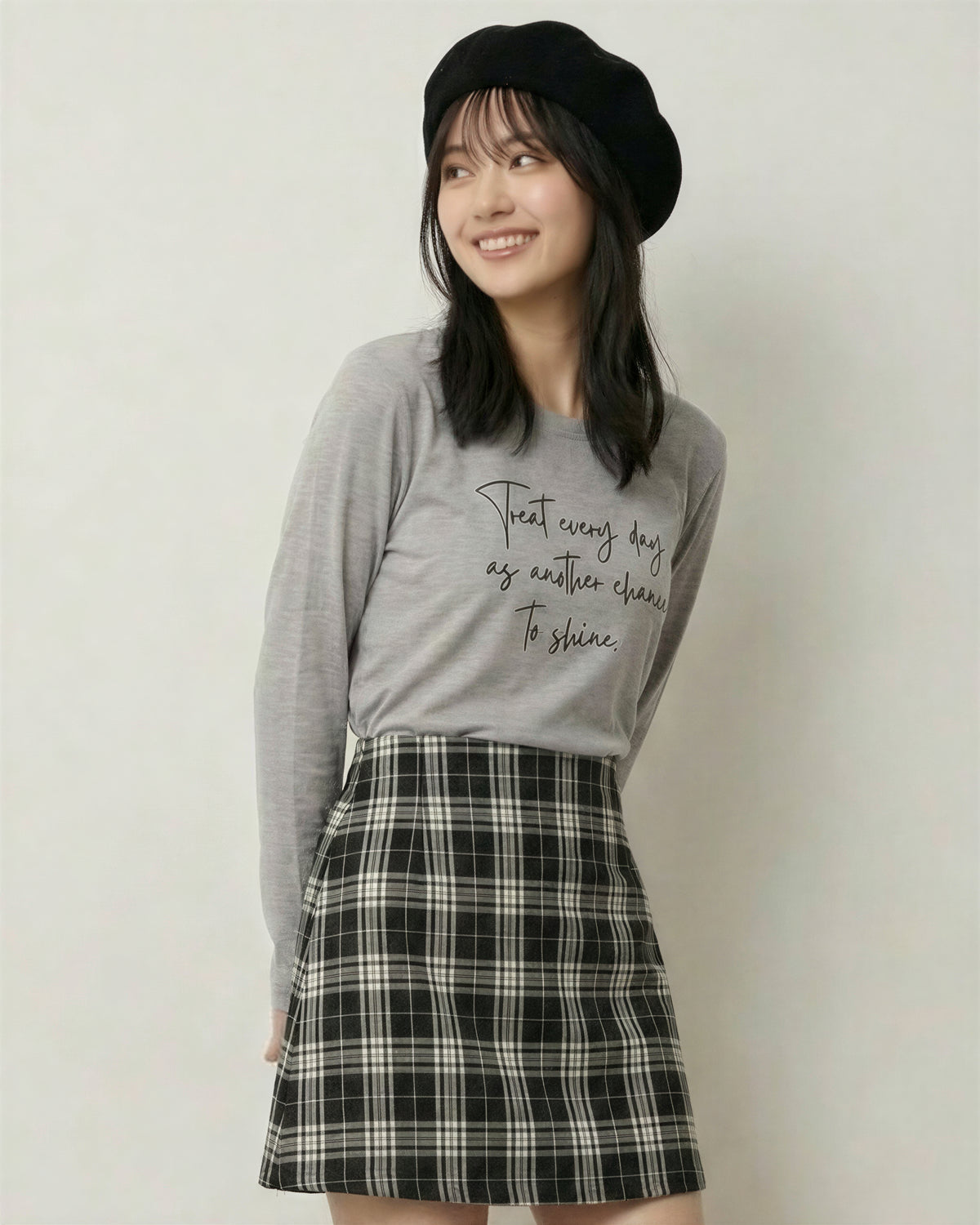 ライトグレー クルーネック 手書き風ロゴプリント スリムフィット 長袖Tシャツ