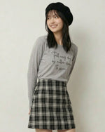 ライトグレー クルーネック 手書き風ロゴプリント スリムフィット 長袖Tシャツ