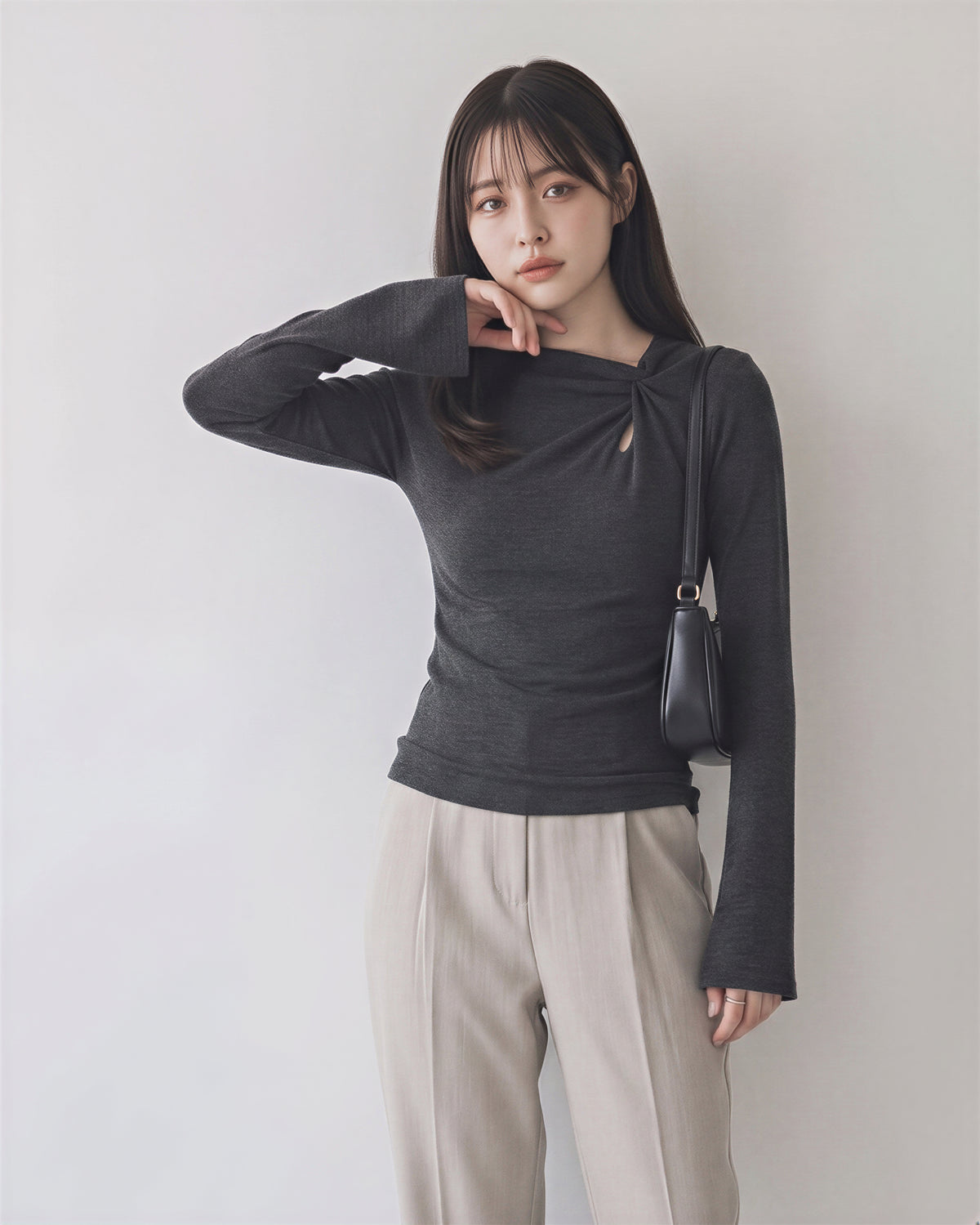 【秋新作】ツイストカットアウト スリムフィット フレアスリーブTシャツ