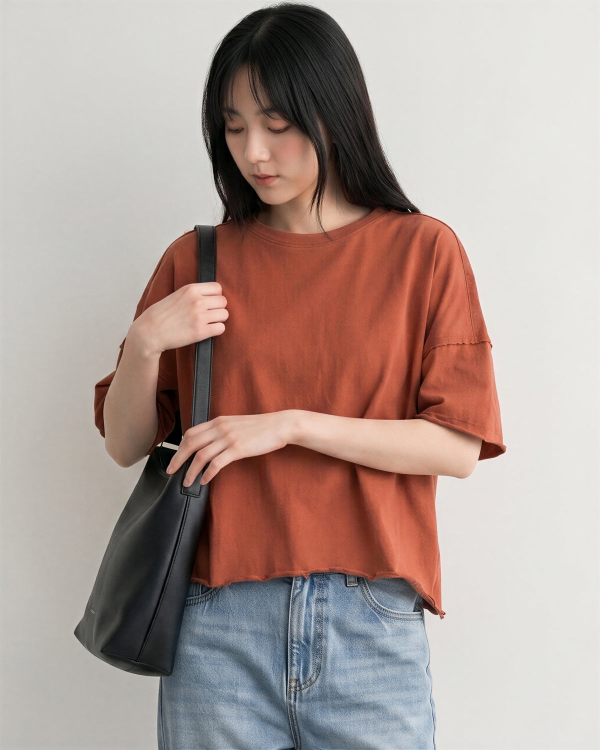 ゆったりドロップショルダー ラウンドヘムTシャツ