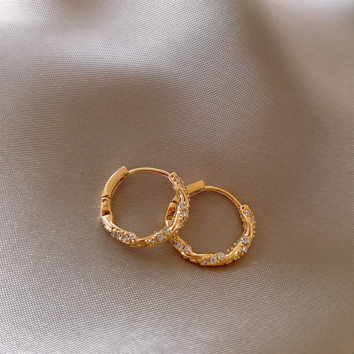 ダイヤ風の輝き 小ぶりなフープ リングピアス