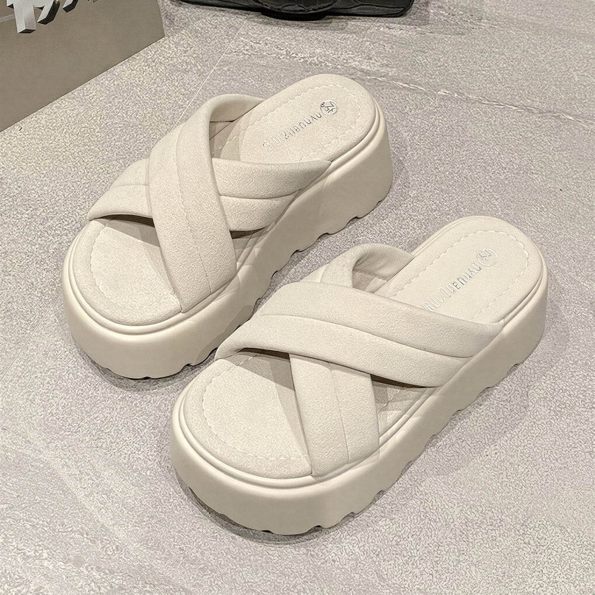 厚底ウェッジソール クロスベルト 滑りにくいギザ底サンダル