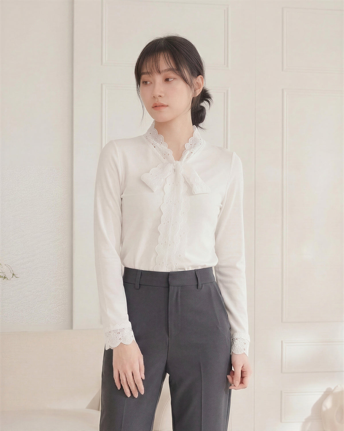 透かしレース×ボウタイ付きVネック くびれ見え長袖Tシャツ