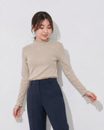 【全2色】S~2XL メロウフリルのハイネック風スリムニット