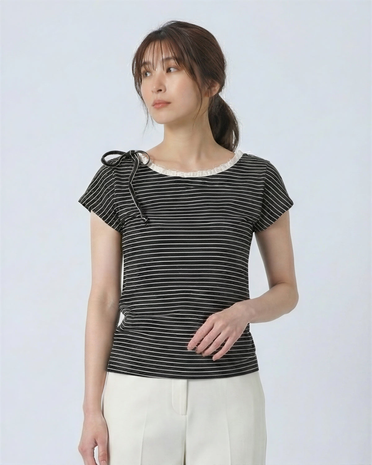 ブラック 細ボーダー スクエアネック リボン付き 半袖Tシャツ