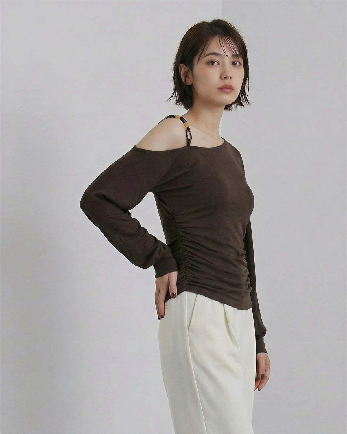 ワンショルダー×オフショル リングバックル装飾 ギャザーウエスト 長袖Tシャツ